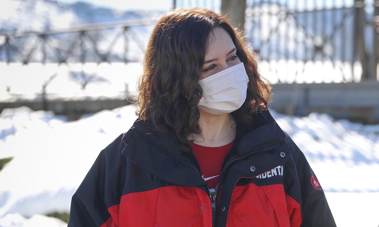 Isabel Díaz Ayuso, con una mascarilla, posa en la nieve en Madrid. EP