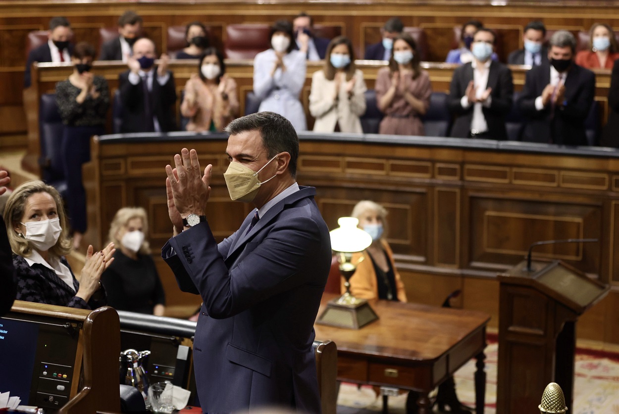 El presidente del Gobierno, Pedro Sánchez, aplaude en una sesión plenaria, en el Congreso de los Diputados