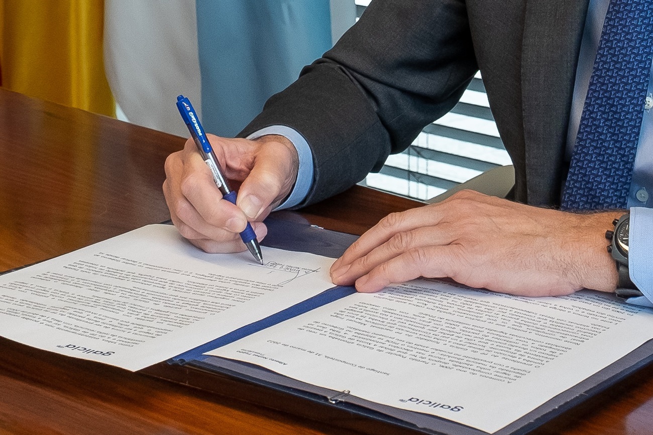 Momento de la firma de Alberto Núñez Feijóo dimitiendo de su cargo de presidente del PP gallego que mañana se hará efectivo (Fotos: PPdeG).