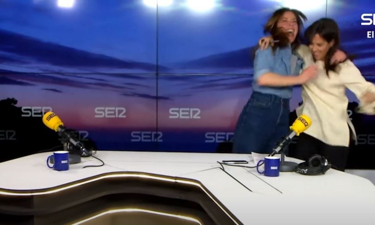 Mamen Méndizabal y Mara Torres bailan tras la entrevista en El Faro