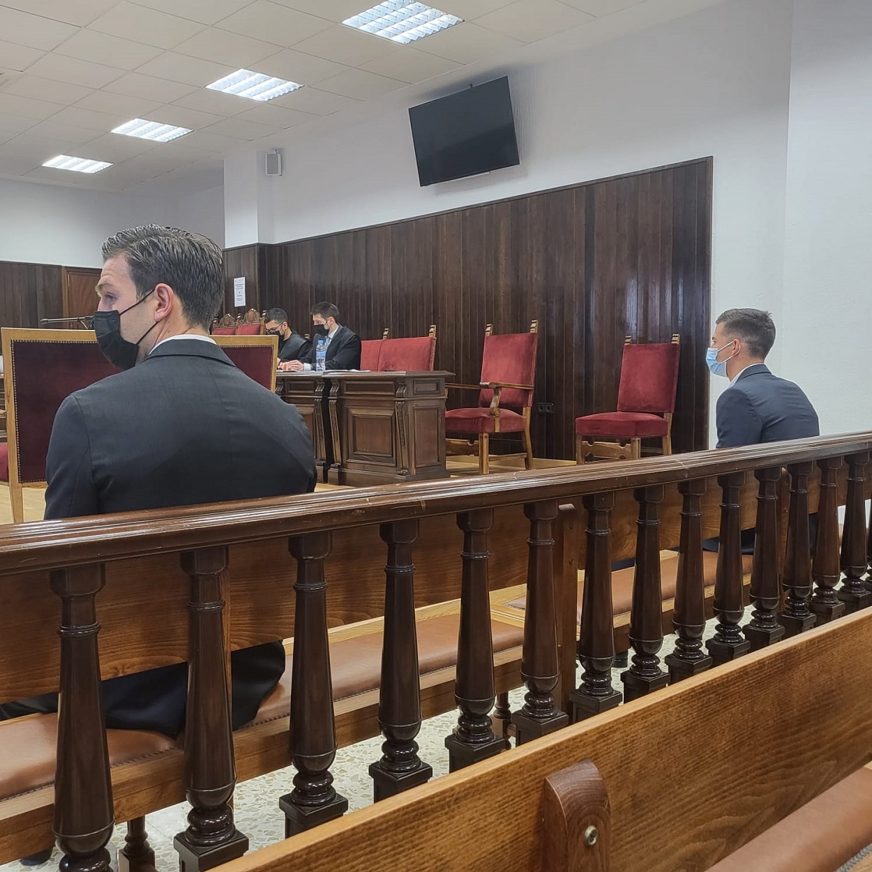 David Goldar y Santi Mina en la tercera sesión del juicio que se celebra en la Audiencia Provincial de Almería. Europa Press.
