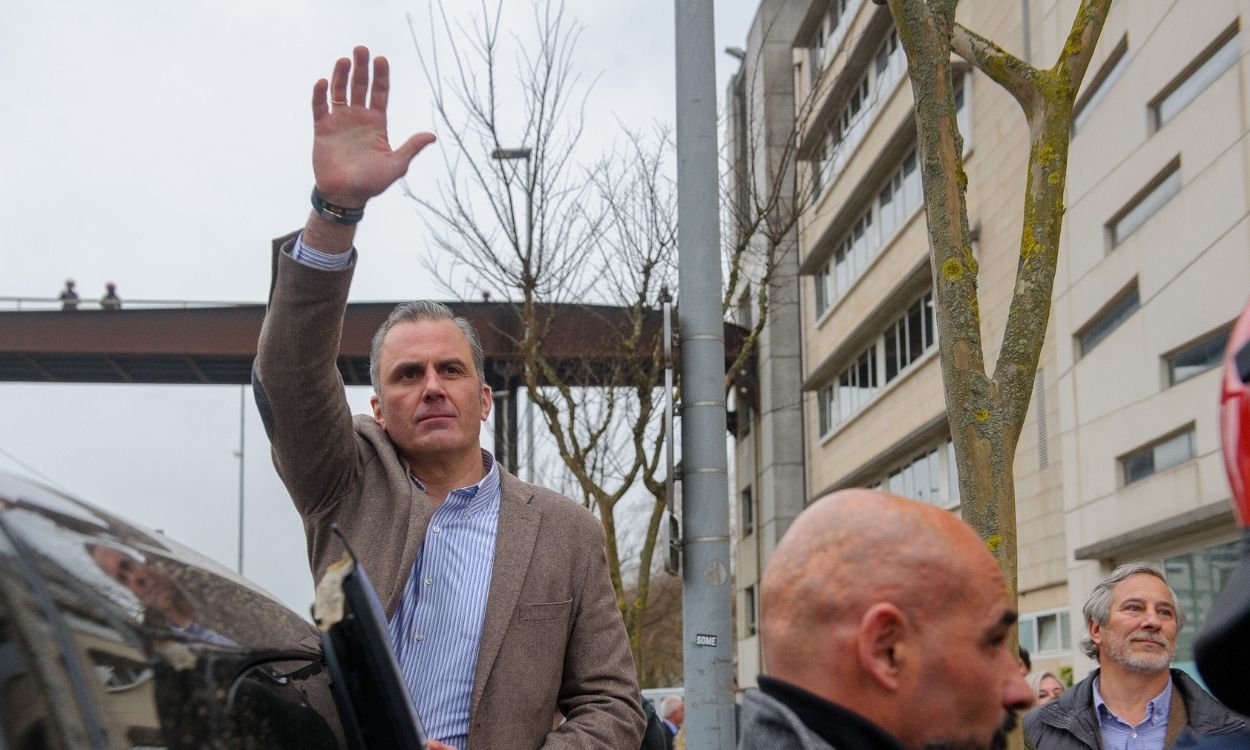 El secretario general de Vox, Javier Ortega Smith, se despide del acto de inauguración de la sede de Vox, en el Paseo Federico García Lorca, en Donostia, a 18 de marzo de 2022, en San Sebastián, Guipúzcoa, Euskadi,