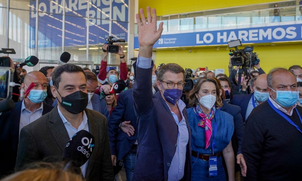 Juanma Moreno Bonilla (i), Alberto Núñez Feijóo (c) y Cuca Gamarra (d), a su llegada al Congreso del PP en Sevilla. Europa Press.