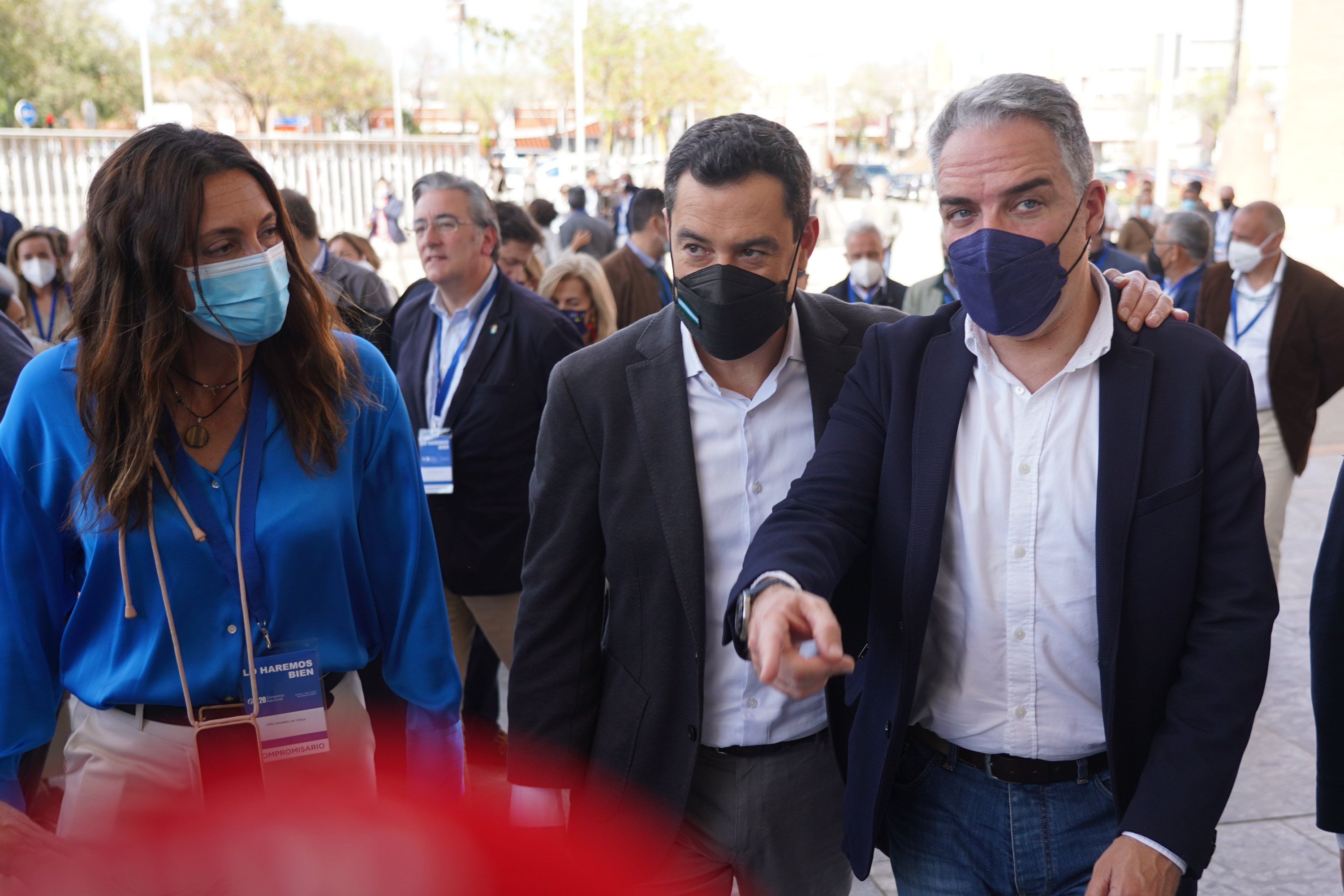 El presidente de la Junta de Andalucía, Juanma Moreno (d) junto al consejero de Presidencia de la Junta de Andalucía y el futuro Coordinador General del Partido Popular, Elías Bendodo