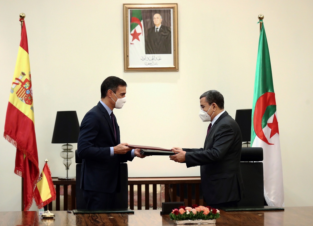 El presidente del Gobierno, Pedro Sánchez, con el presidente argelino, Abdelaziz Djerad. EP