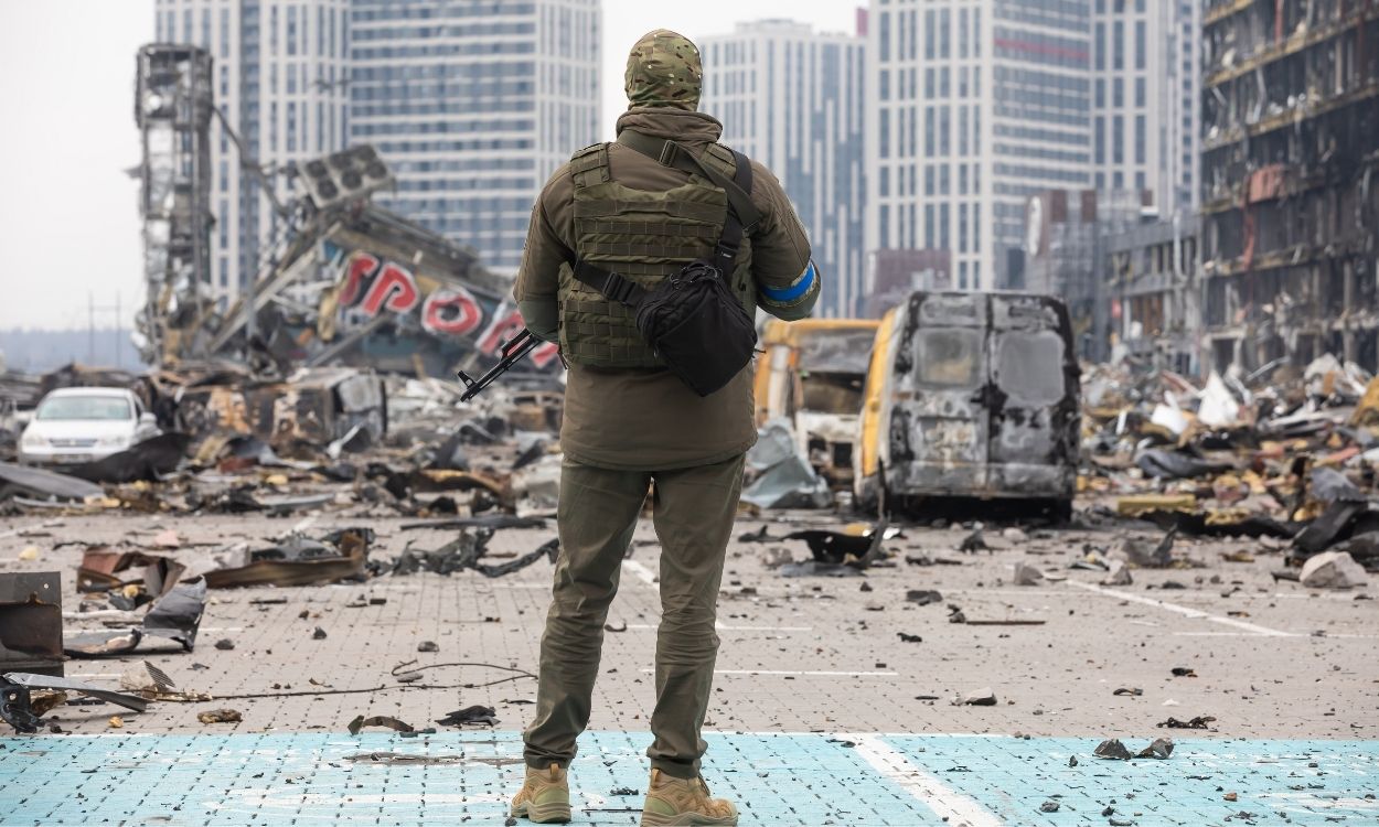 Un soldado ucraniano contempla el escenario bélico en Kiev. EP