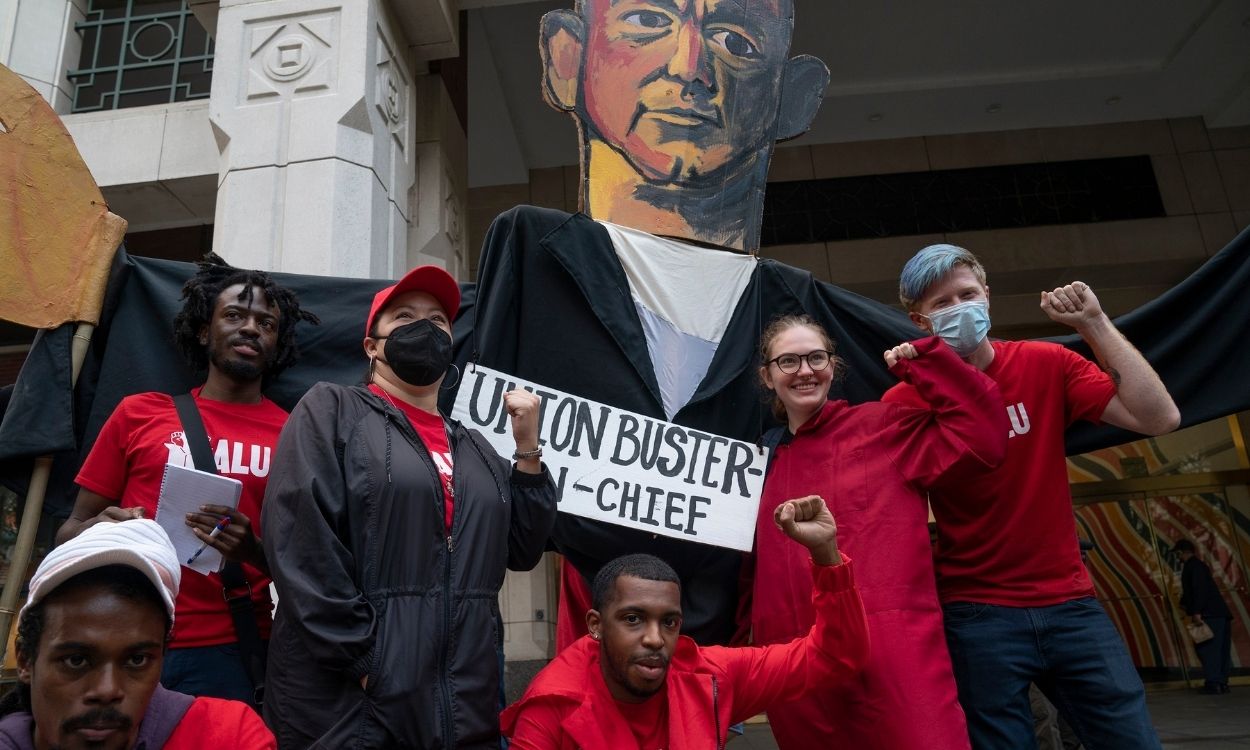 Miembros del Sindicato de Trabajadores de Amazon (ALU) de Staten Island (Nueva York).