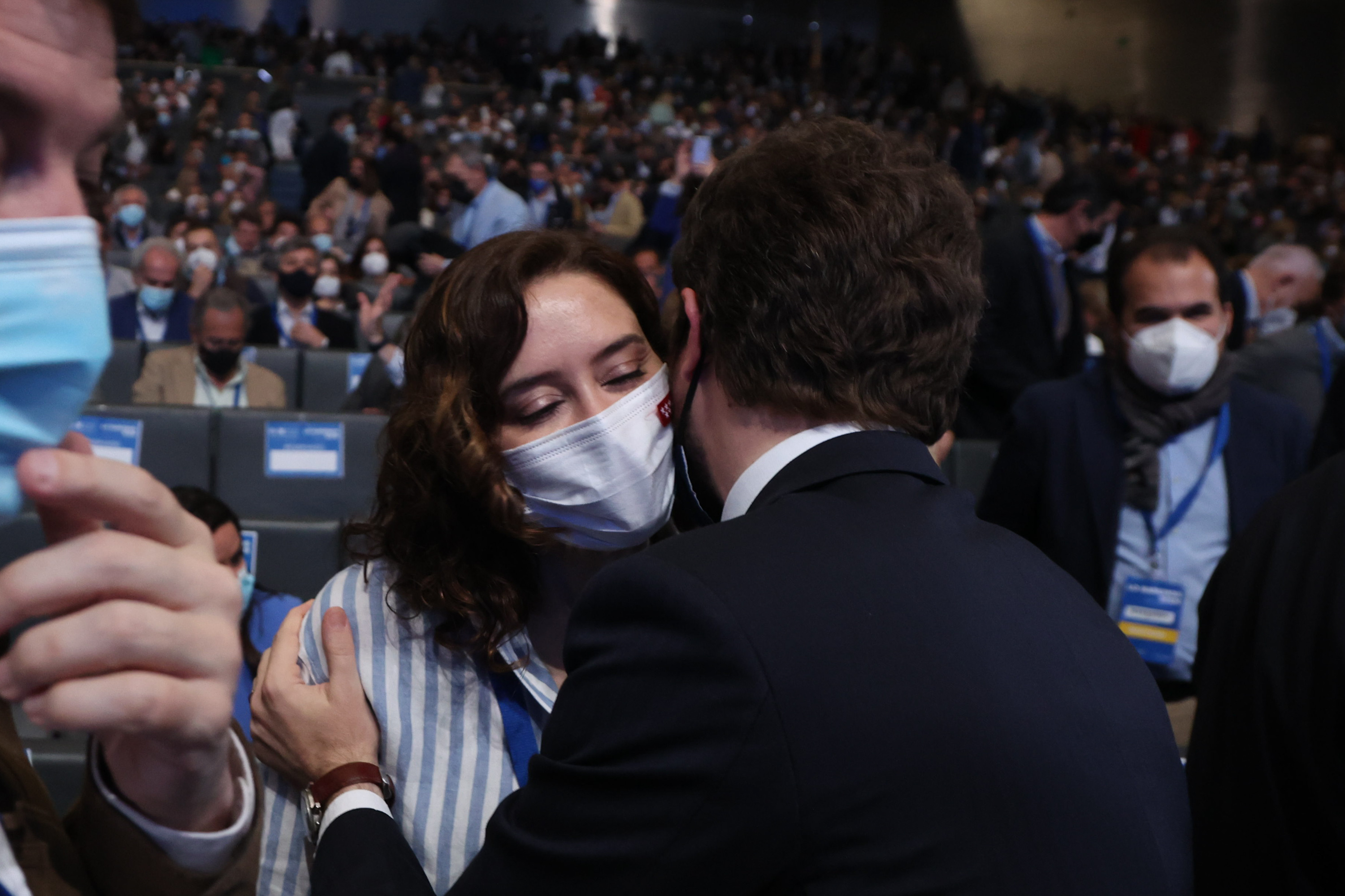 El presidente saliente, Pablo Casado, saluda a la presidenta de la comunidad de Madrid, Isabel Díaz Ayuso