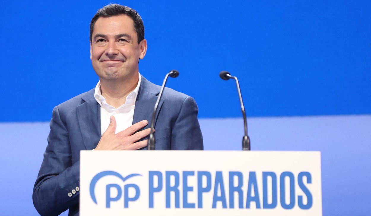 El presidente del PP en Andalucía y presidente de la Junta, Juan Manuel Moreno, durante su intervención en el segundo y último día del congreso del PP. JOAQUÍN CORCHERO/EP