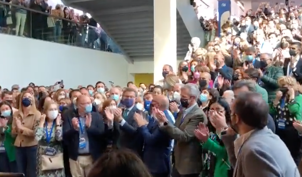 La delegación gallega entona 'A Rianxeira' en Sevilla para recibir a Feijóo. EP