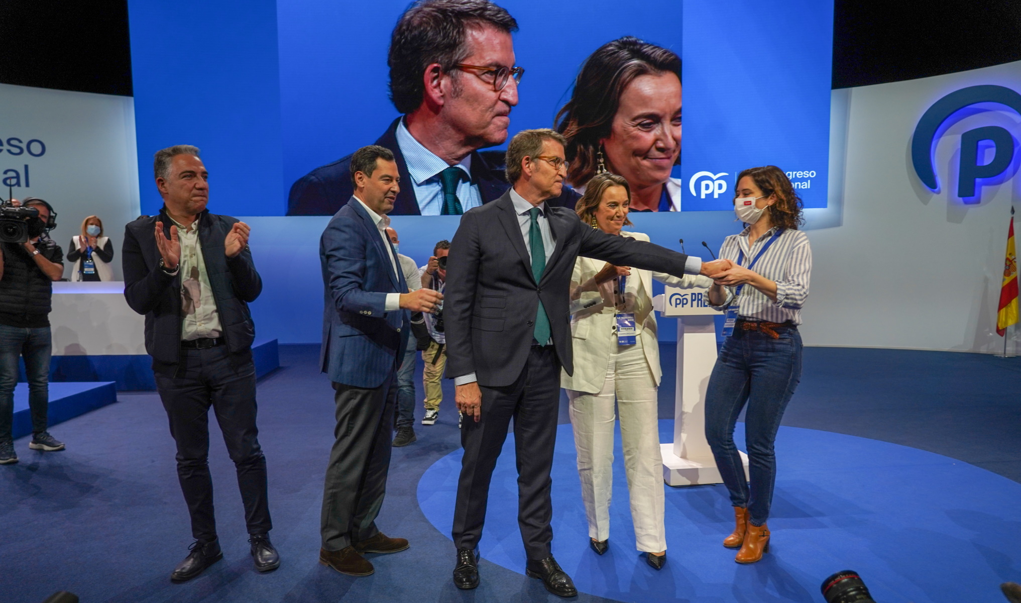 El presidente del PP, Alberto Núñez Feijóo, saluda a la presidenta de la comunidad de Madrid , Isabel Díaz Ayuso, después de su intervención en el segundo y último día del congreso del PP en la que Alberto Núñez Feijóo.