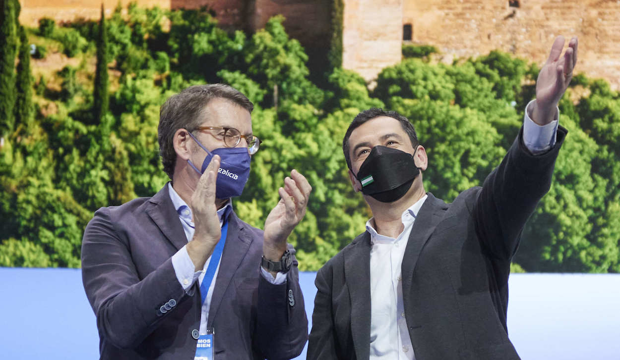 Alberto Núñez Feijóo y Juan Manuel Moreno, en el XX Congreso del PP celebrado en Sevilla. JOAQUÍN CORCHERO EP