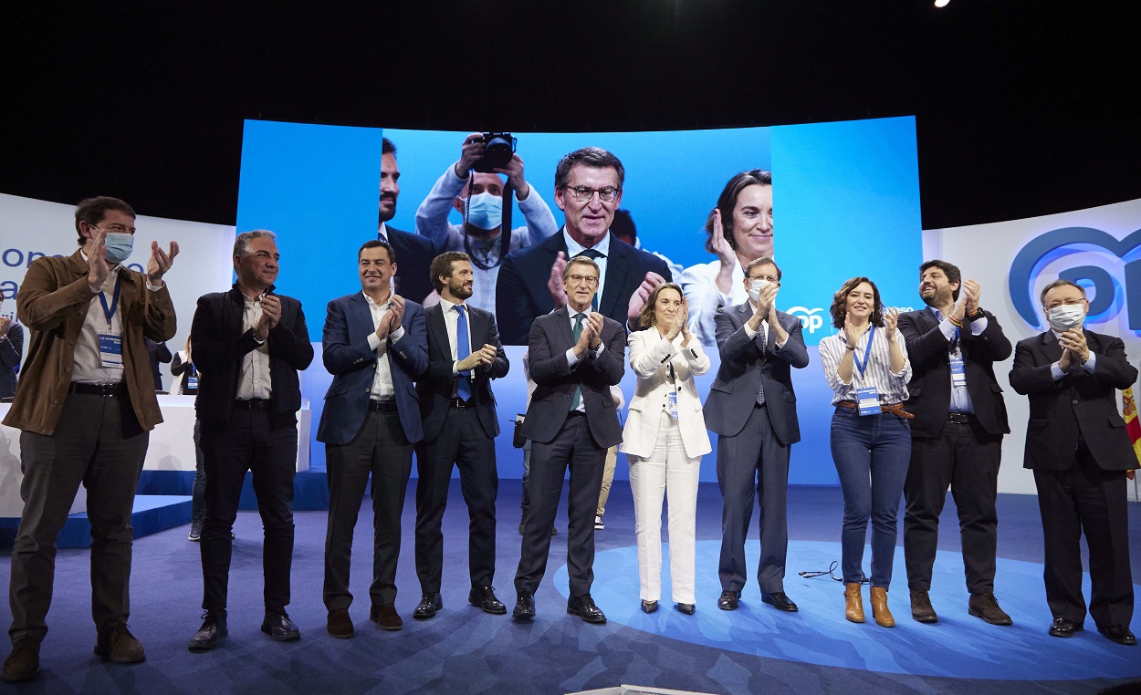 El presidente del PP, Alberto Núñez Feijóo, y más miembros del partido en el Congreso Nacional en Sevilla. EP