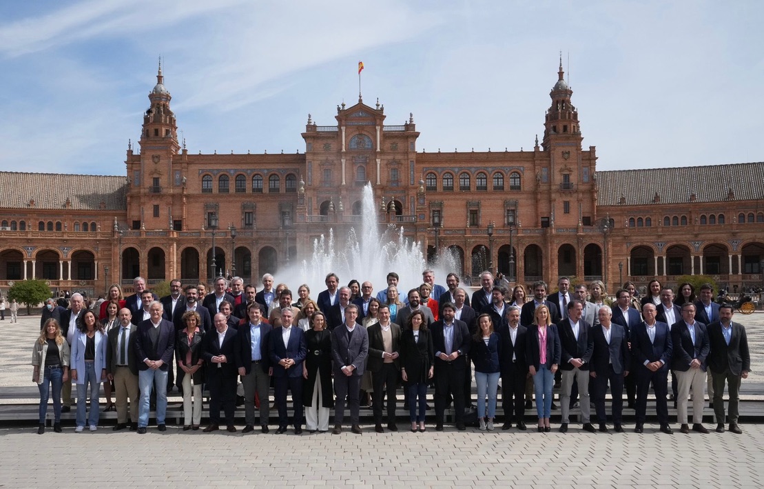 XX Congreso. Clanes genoveses posando. Sevilla. 03.04.22