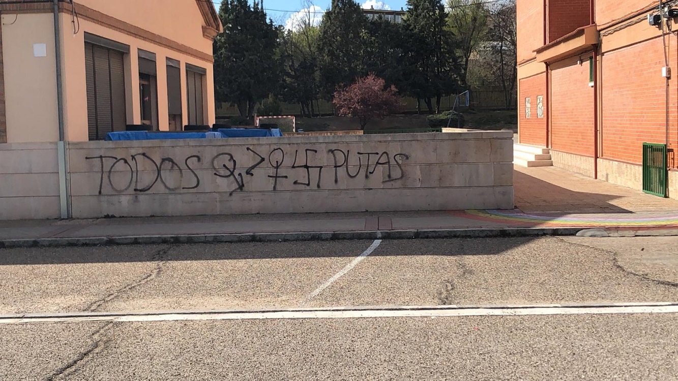 Ultras vandalizan un colegio en Valladolid con pintadas nazis y machistas. Fuente: Twitter.