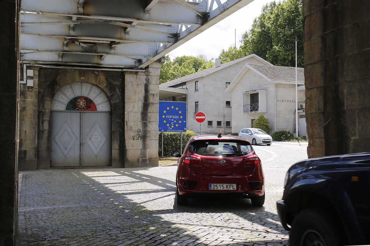 Un coche con matrícula española en la frontera con Portugal. Europa Press