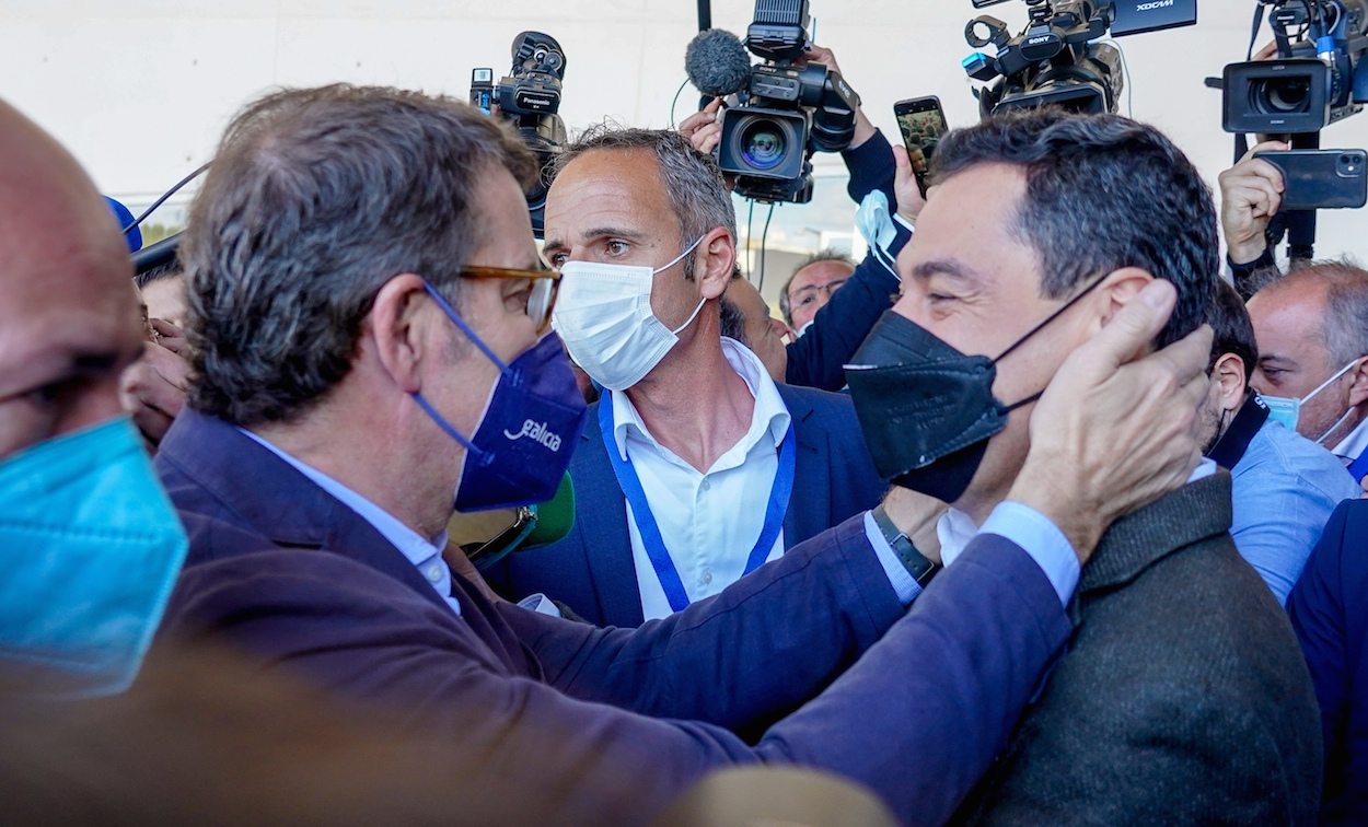 Alberto Núñez Feijóo sauda cariñosamente a Juan Manuel Moreno a su llegada al XX Congreso del PP. EDUARDO BRIONES EP