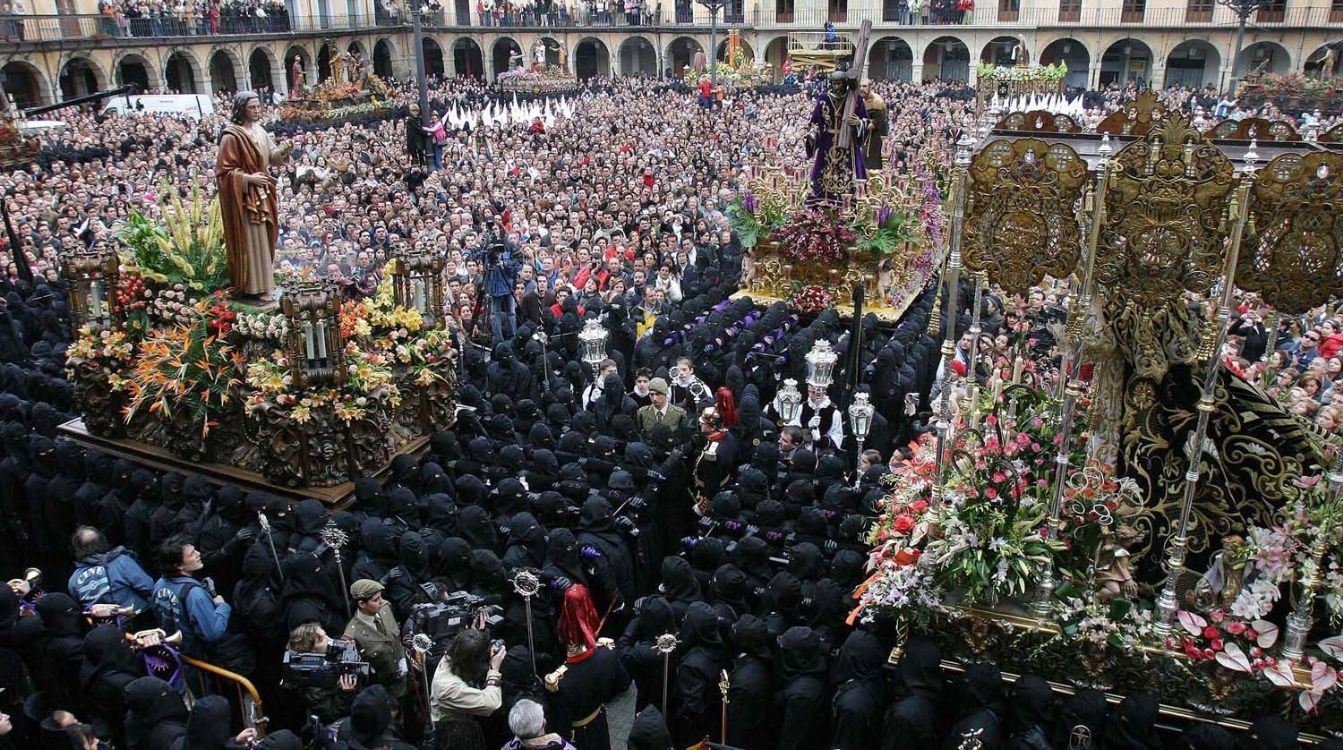 La Semana Santa de León ofrece al visitante la solemnidad de las procesiones, la música envolvente que llena el silencio de la noche y una gastronomía excepcional. En la foto, la ceremonia de El Encuentro