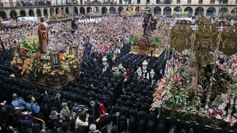 La Semana Santa de León ofrece al visitante la solemnidad de las procesiones, la música envolvente que llena el silencio de la noche y una gastronomía excepcional. En la foto, la ceremonia de El Encuentro