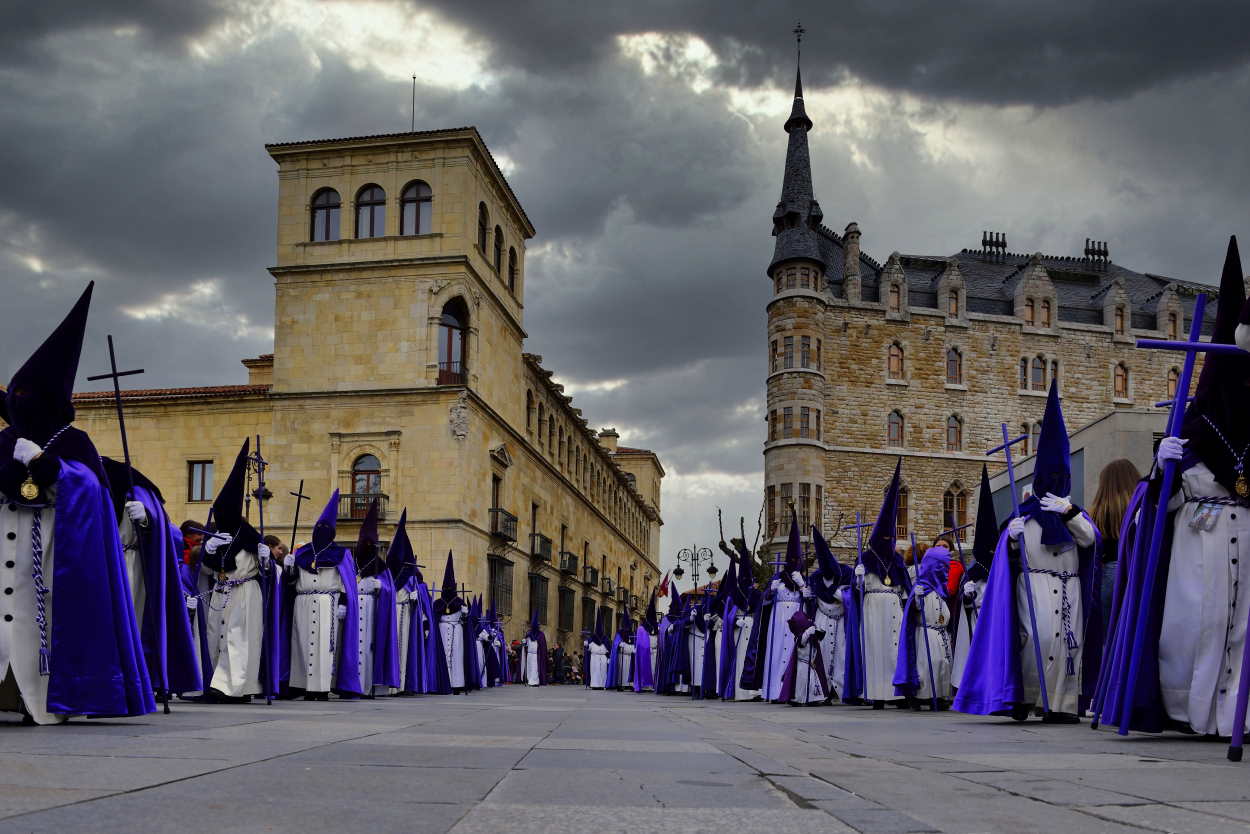 En León, los nazarenos tienen nombre propio, los papones (Foto de Miguel Seijas)