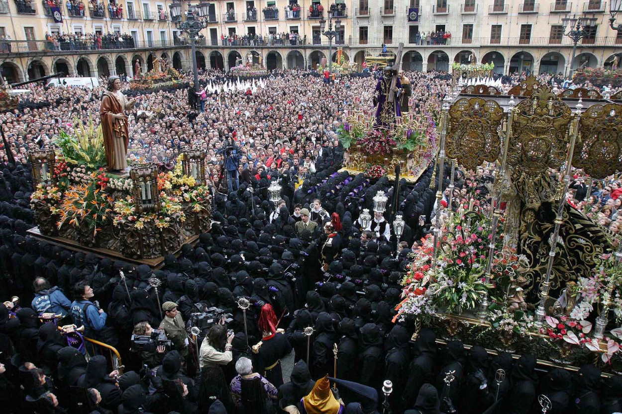 El momento estelar de la porcesión Los Pasos, con El Encuentro