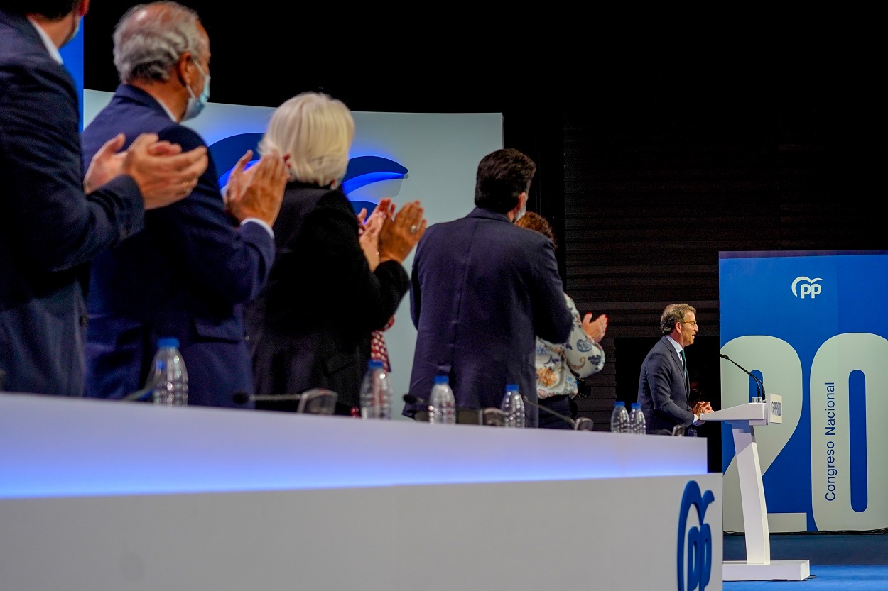 El presidente del PP, Alberto Núñez Feijóo, durante el XX Congreso del PP celebrado en Sevilla. EP