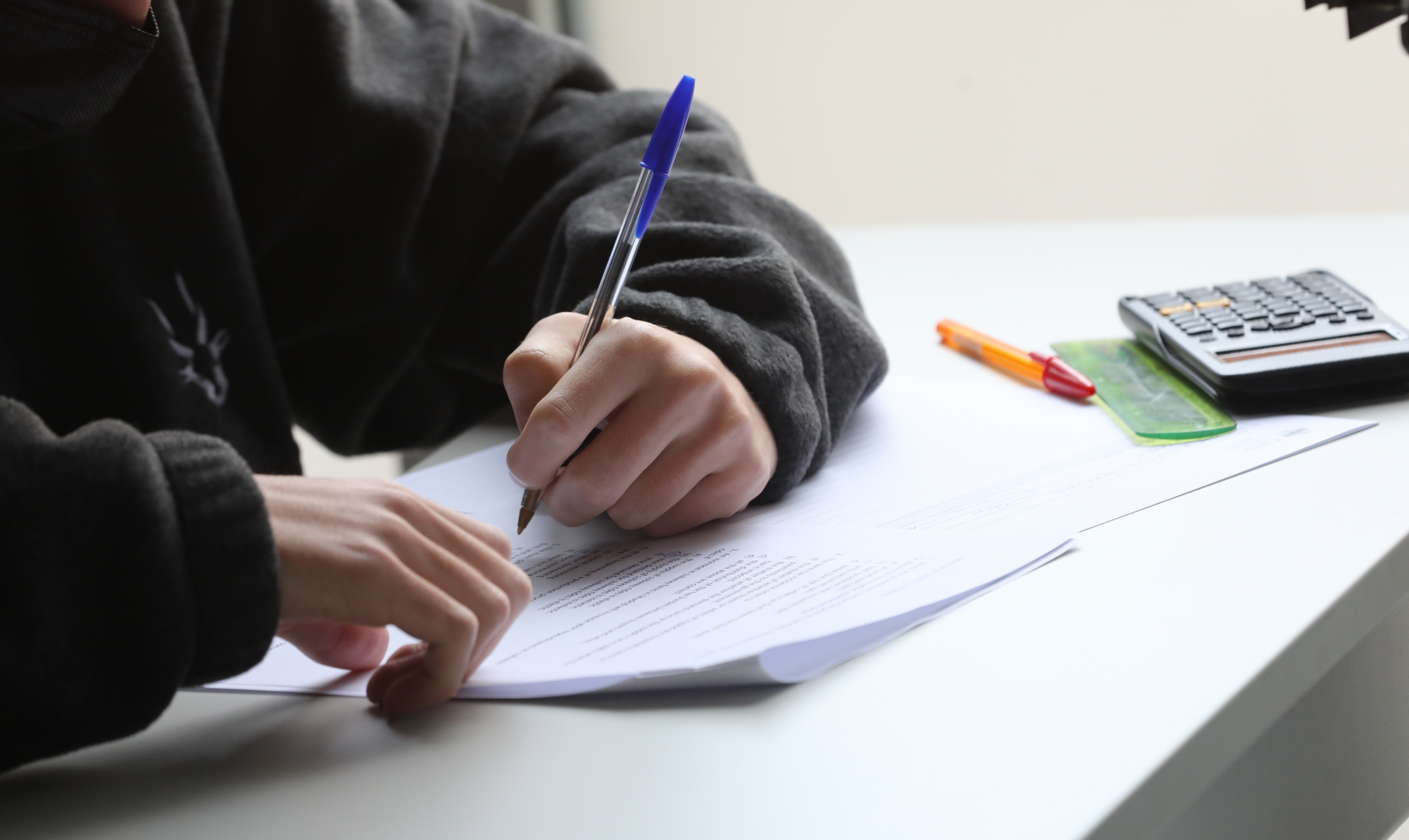 Un alumno de la Facultad de Ciencias económicas de la Universidad CEU San Pablo realiza un examen. Marta Fernández / Europa Press