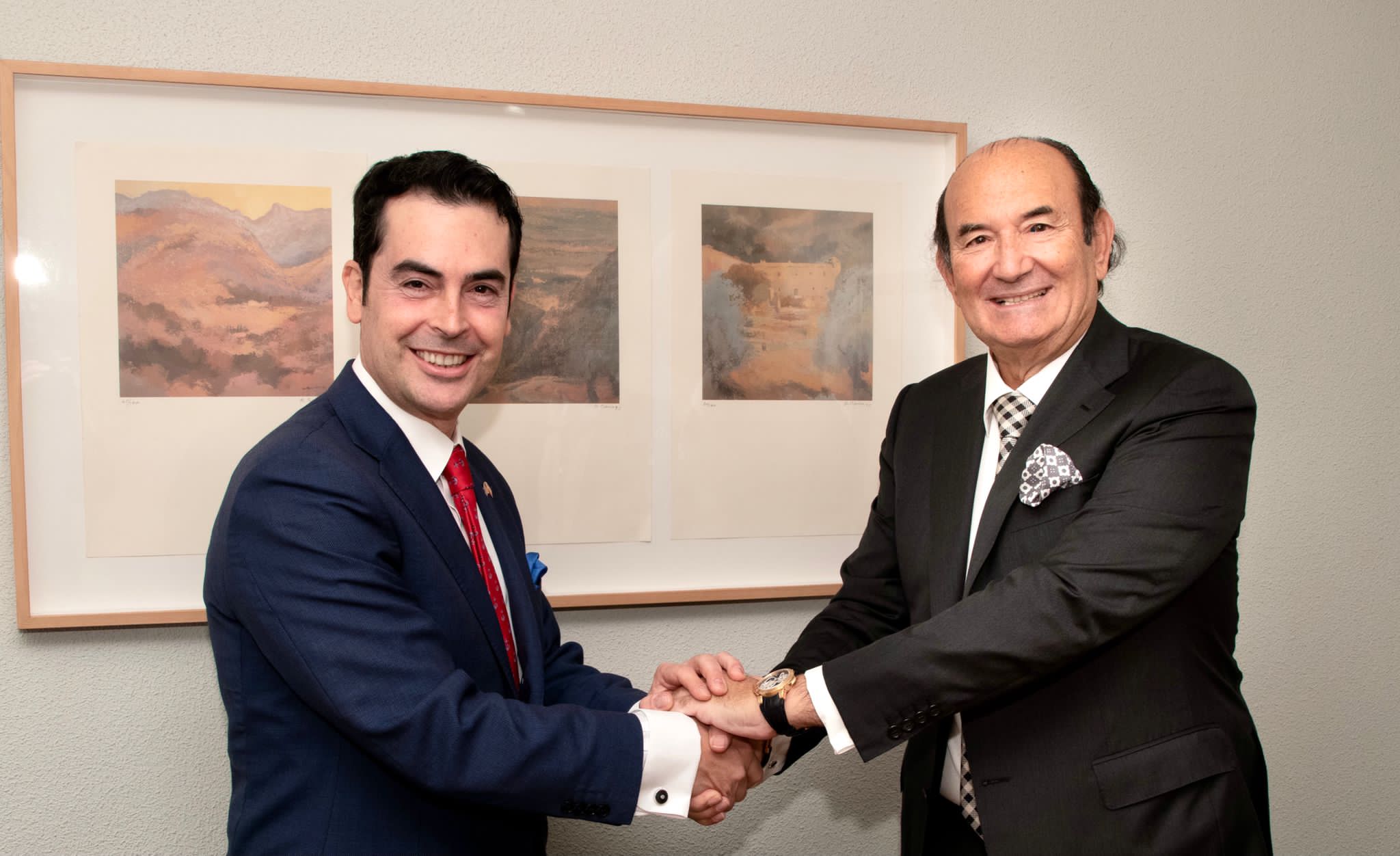 Félix Revuelta, dueño de Naturhouse, firma el acuerdo con DISTRITO TV.
