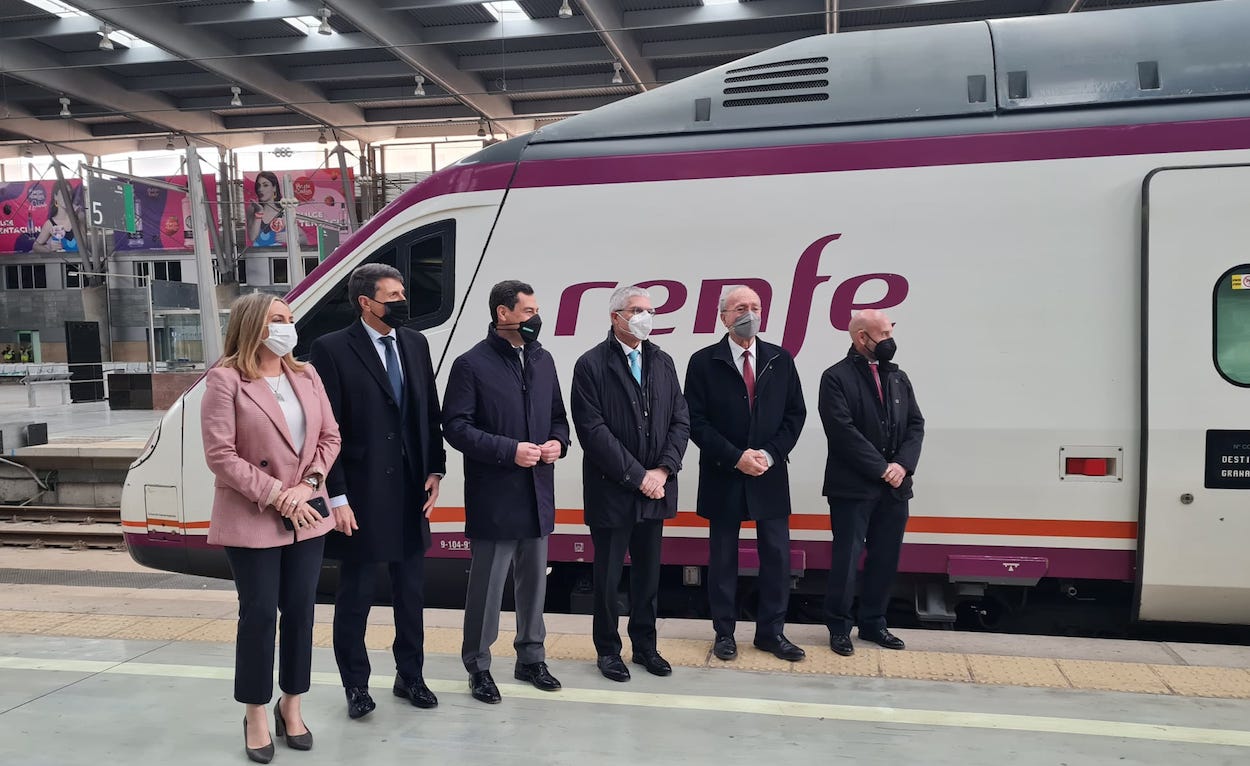 Foto de familia de las autoridades locales y regionales posando ante el AVANT Málaga-Granada.