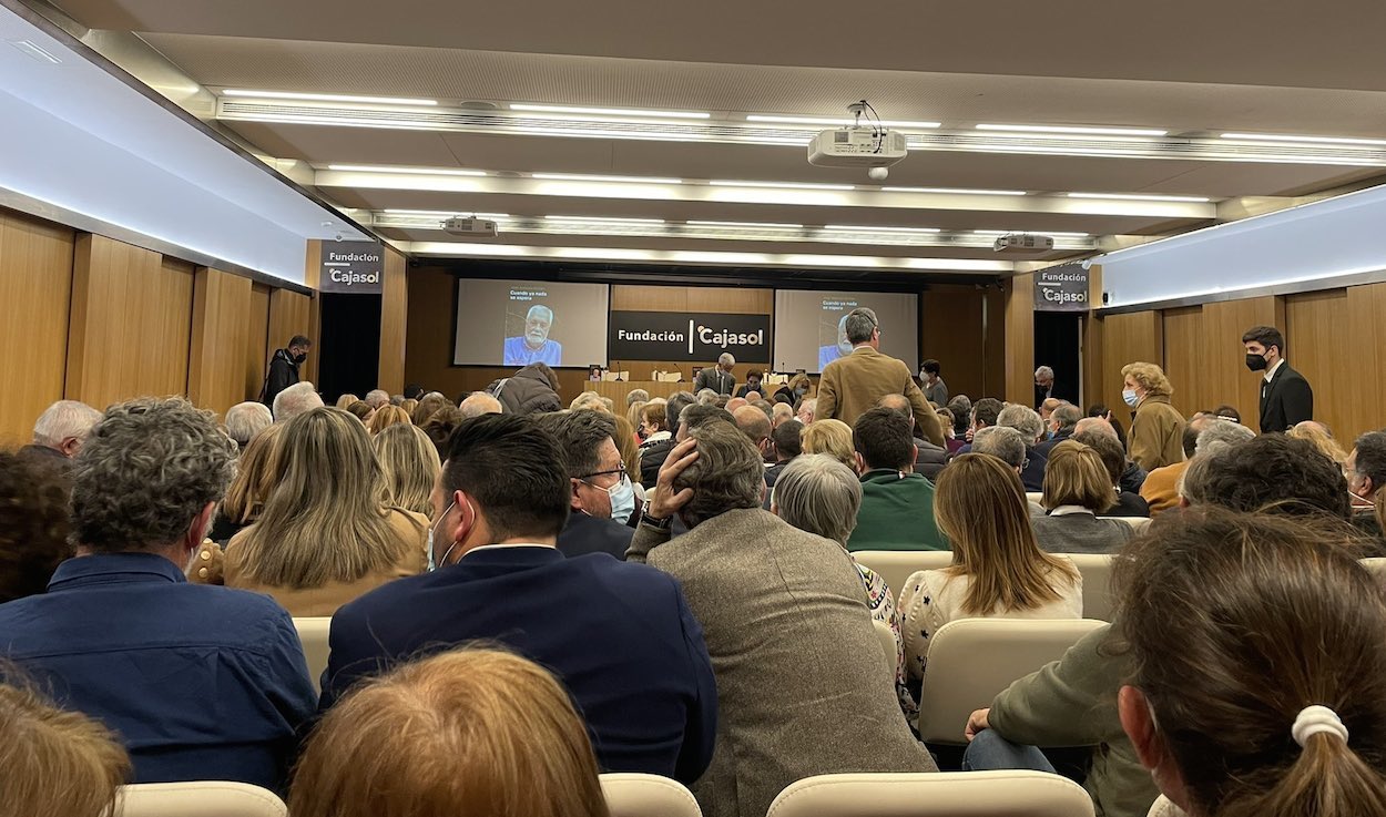 El salón de actos de la Fundación Cajasol, abarrotado momentos antes de comenzar la presentación de libro. TWITTER CRISTINA AMATE