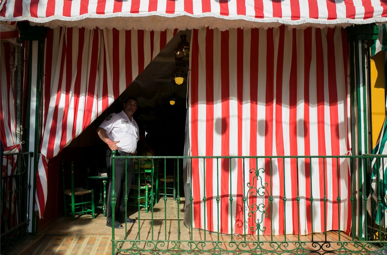 Un trabajador en una caseta de la Feria de Abril. Europa Press