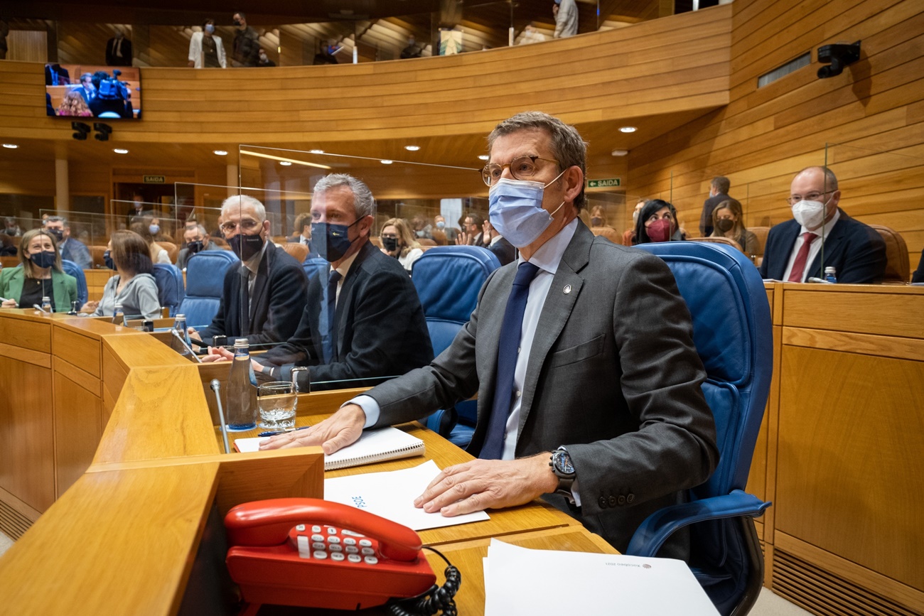 El todavía presidente gallego, Alberto Núñez Feijóo, hoy durante la sesión de control celebrada en el Parlamento autonómico (Foto: Europa Press).
