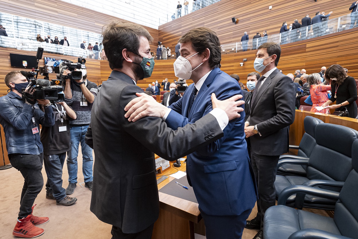 Juan García-Gallardo (izquierda) y Alfonso Fernández Mañueco, en una imagen de archivo. Fuente: Europa Press.