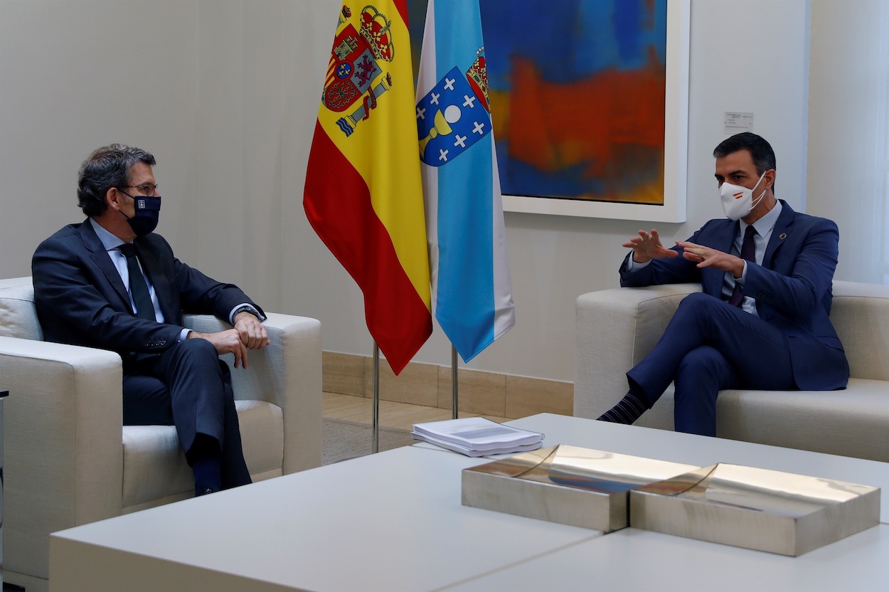 Imagen de archivo de una reunión entre el presidente Pedro Sánchez y Alberto Núñez Feijóo