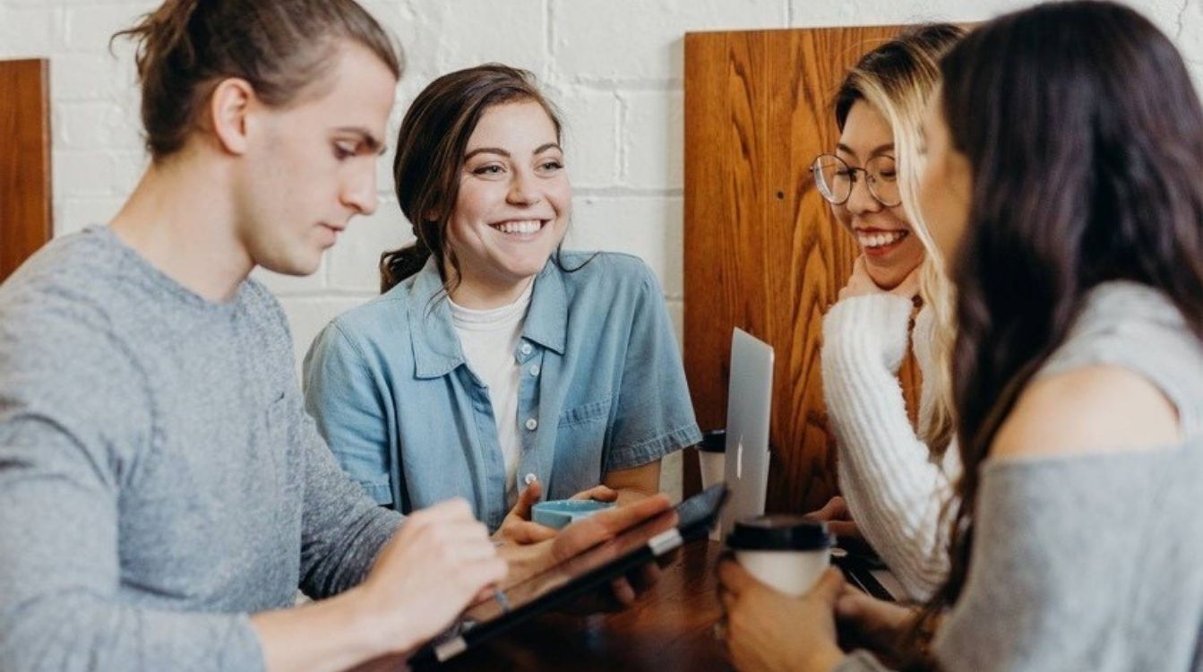 De la mano de Fundación Banco Santander, este programa tiene un doble objetivo ayudar a las empresas a crecer de forma sostenible e incorporar un nuevo miembro a su estructura y abrir la puerta a los jóvene