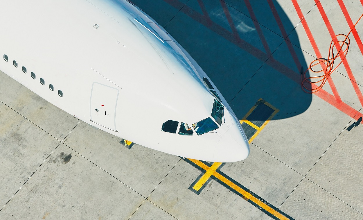 Un avión en el aeropuerto