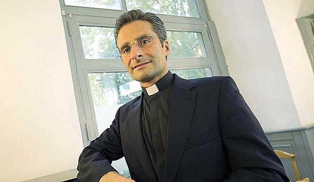 El Vaticano fulmina al prelado que hoy revela su homosexualidad en una entrevista