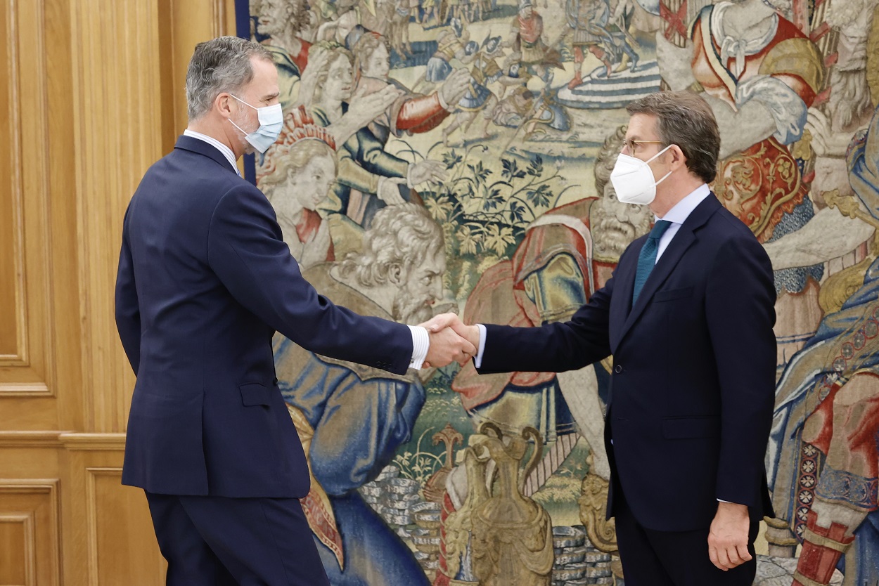 El rey recibe en audiencia al presidente del PP, Alberto Núñez Feijóo, en el Palacio de la Zarzuela. Fuente: Europa Press.