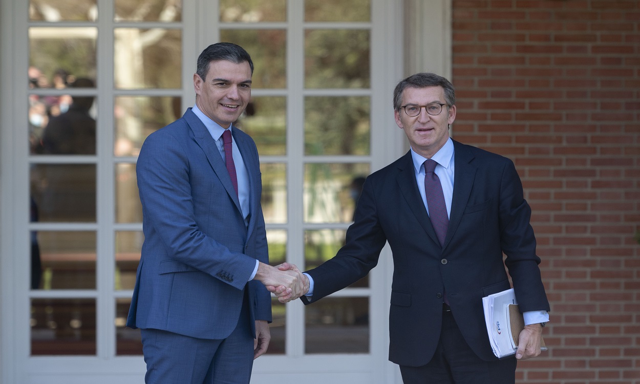 El presidente del Gobierno, Pedro Sánchez, recibe en Moncloa al nuevo líder del PP, Alberto Núñez Feijóo
