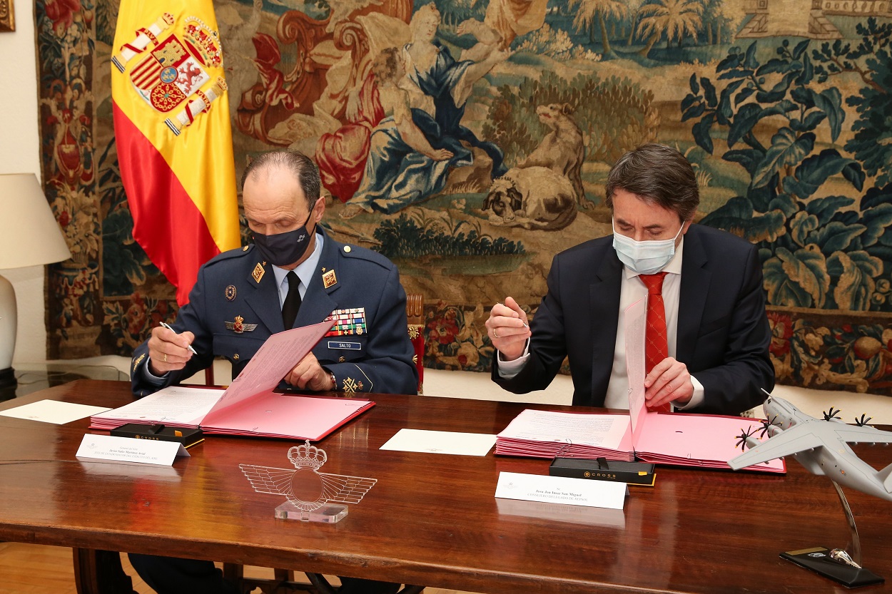 El consejero delegado de Repsol, Josu Jon Imaz, y el Jefe del Estado Mayor del Ejército del Aire, General del Aire, Javier Salto Martínez Avial, firmando el acuerdo de colaboración