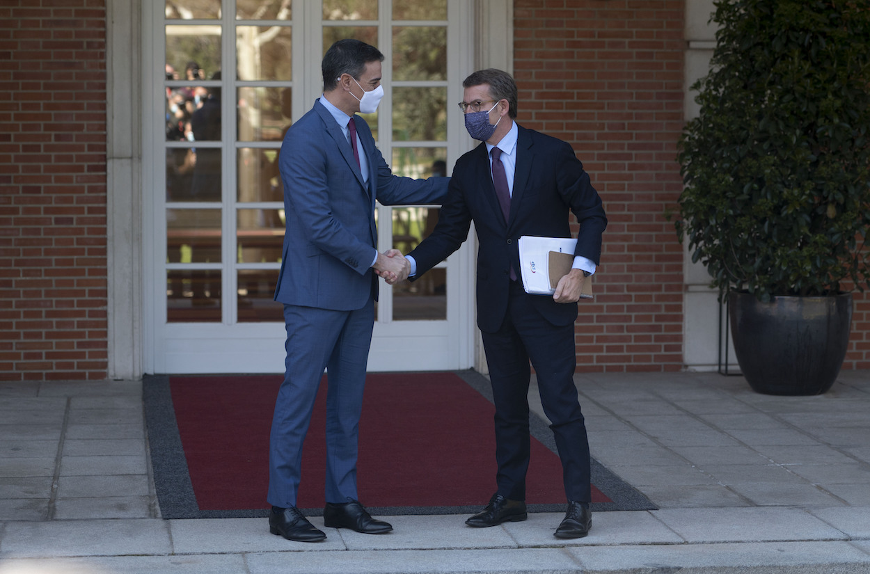 El presidente del Gobierno, Pedro Sánchez (i), recibe al presidente nacional del PP, Alberto Núñez Feijóo (d), en La Moncloa, a 7 de abril de 2022