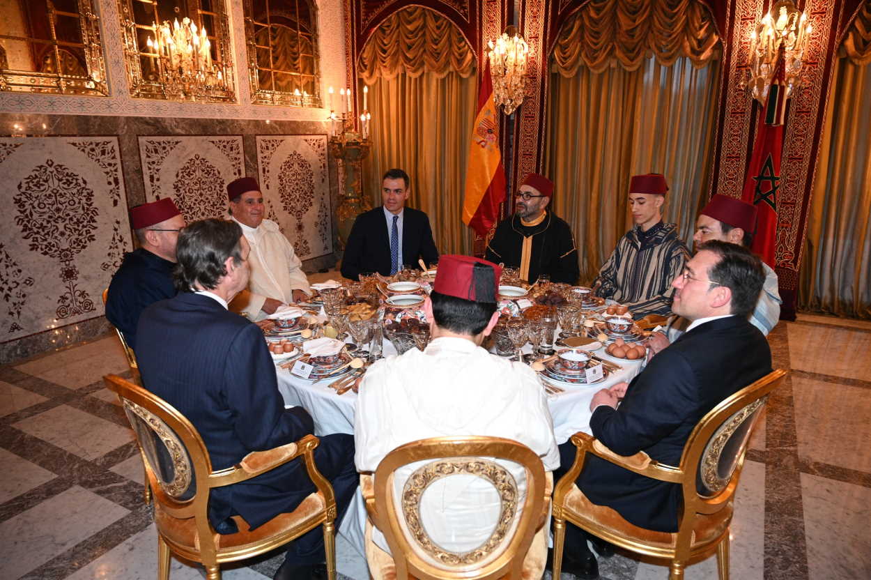 El presidente del Gobierno, Pedro Sánchez, y el rey Mohamed VI durante la cena que han mantenido tras su encuentro en Rabat