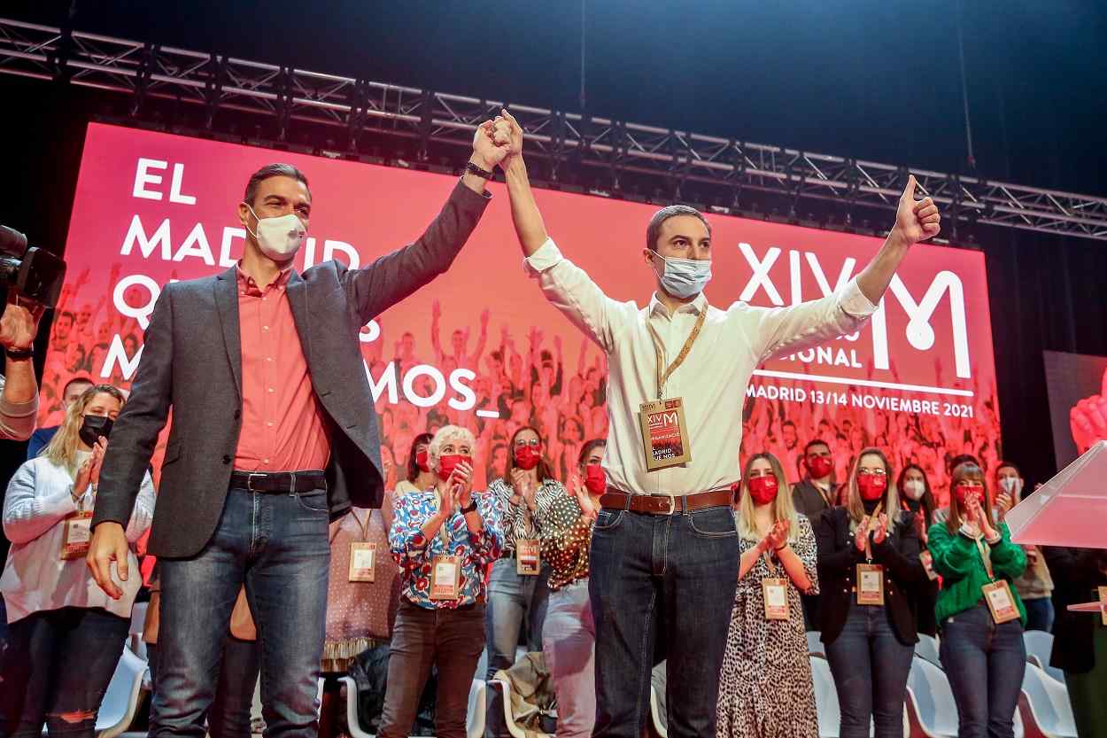El presidente del Gobierno, Pedro Sánchez, y el secretario general del PSOE M, Juan Lobato. EP