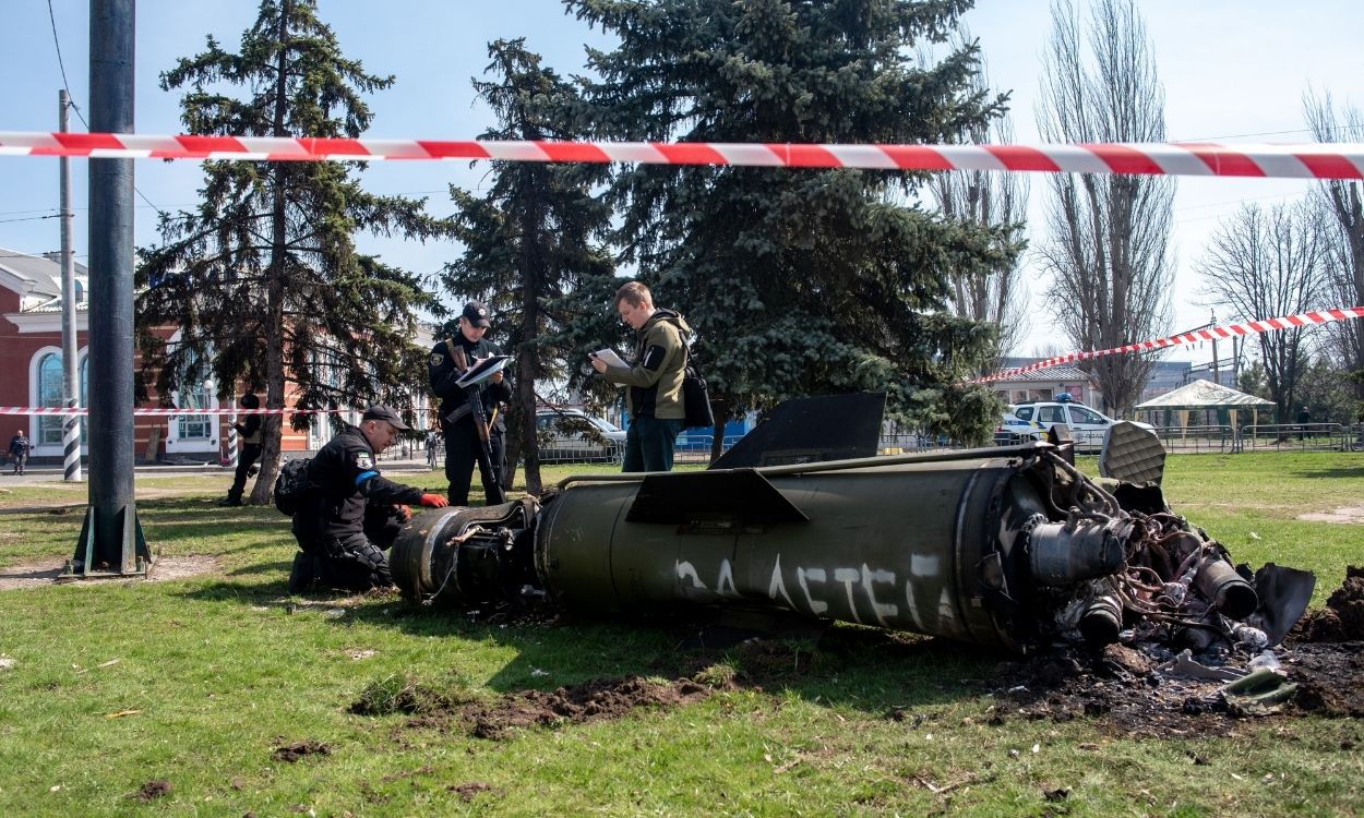 Soldados ucranianos examinan el misil ruso que ha impactado en la ciudad de Kramatorsk (Ucrania). EP