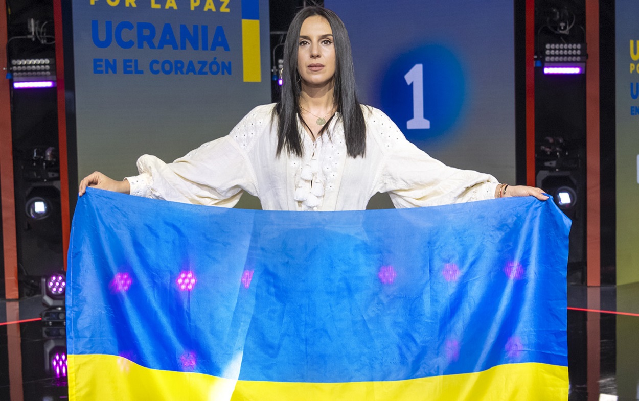 Jamala posa ante los medios de comunicación en el concierto 'Ucrania por la paz'. RTVE.