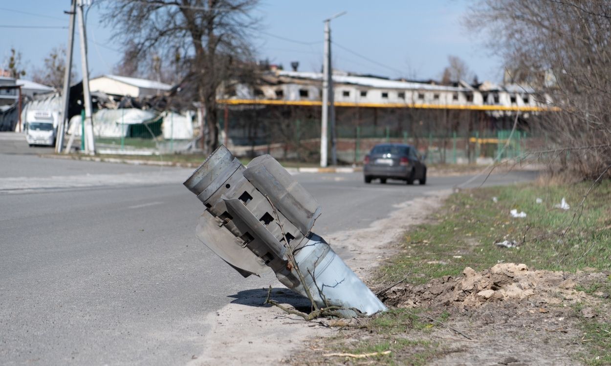 Un mortero sin explotar a las afueras de Kiev