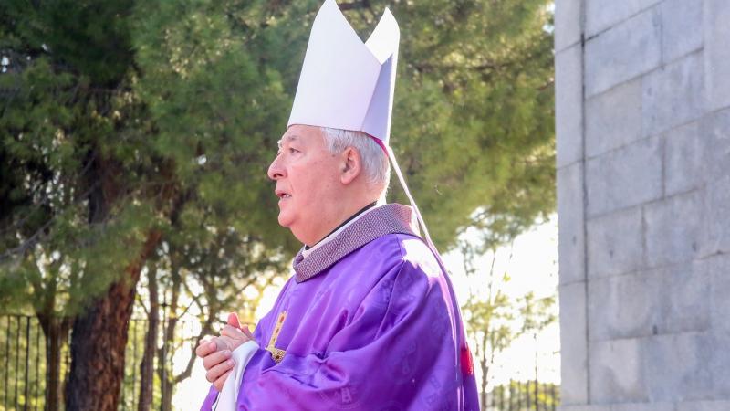 El obispo de Alcalá, Juan Antonio Reig Plà durante la ceremonia de Eucaristía en el Santuario del Sagrado Corazón del Cerro de los Ángeles en Getafe. Ricardo Rubio / Europa Press