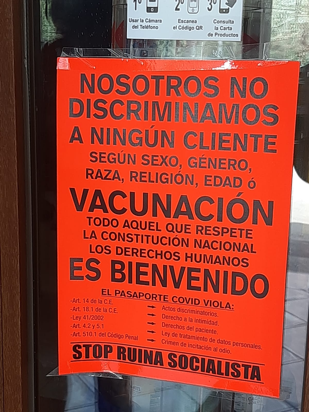 Argumentario de las razones por las que el pasaporte COVID “viola” numerosos derechos en opinión de quienes regentan el bar, rematado por un “Stop ruina socialista”.