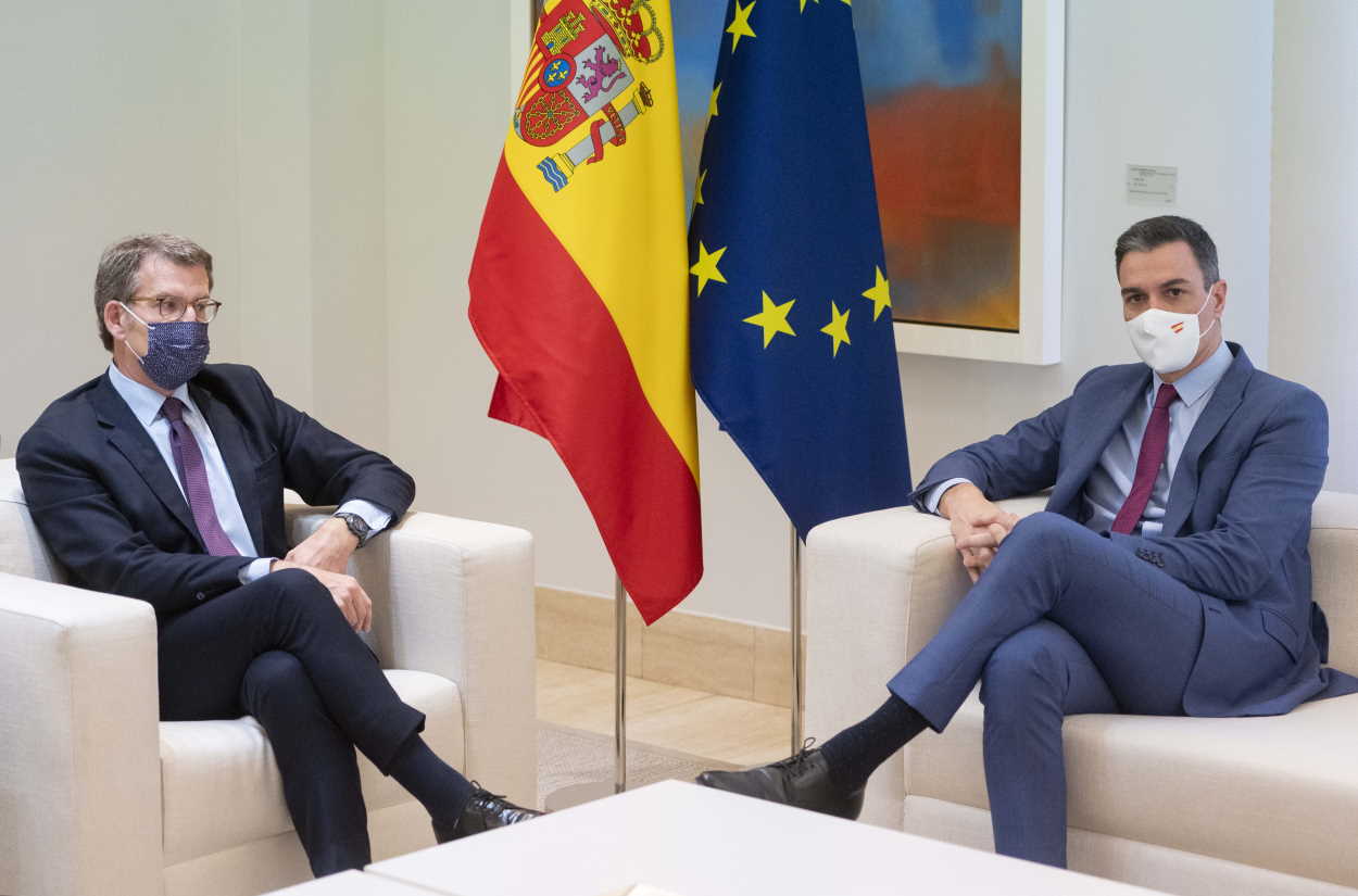 El presidente nacional del PP, Alberto Núñez Feijóo (i) y el presidente del Gobierno, Pedro Sánchez