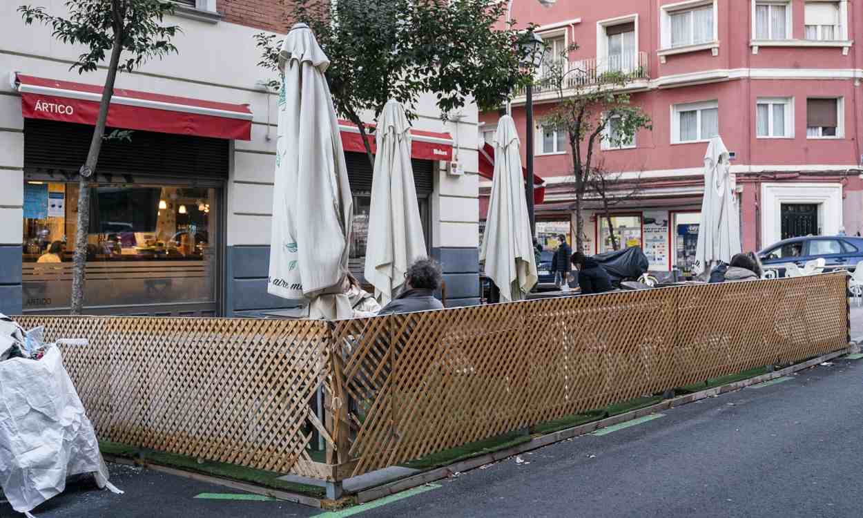 Varias personas en una terraza en la calle Ponzano, Madrid. EP